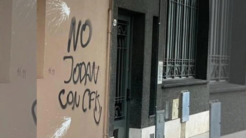 No jodan con CFK decía la pintada en el histórico edificio de radio Rivadavia.