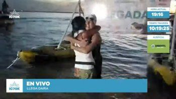 El abrazo de Daira con su madre, en la llegada.