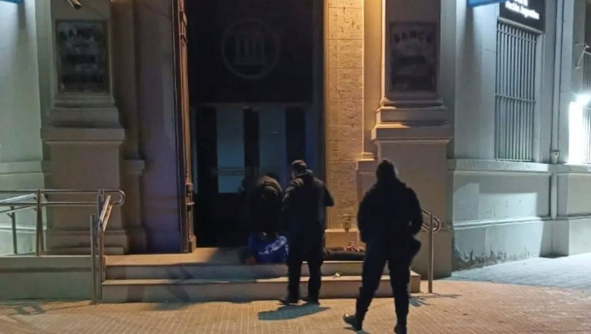 La Policía de San Antonio Oeste atrapó a un sujeto acusado de intentar robar en el banco Nación. La alarma se había actividado y el sonido alertó a los uniformados.&nbsp;
