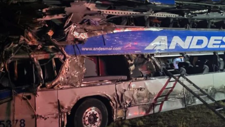 Un grave choque entre un colectivo y un camión dejó cuatro muertos y 20 heridos.
