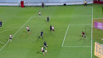 sigue la polemica: las dos imagenes que el var no mostro del gol de river
