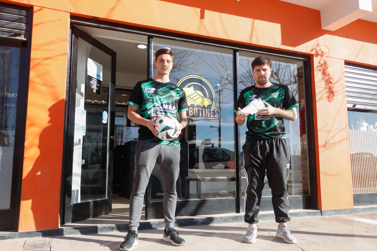 En la puerta del local, los chicos del Trueno Verde muestran sus productos. Foto Anahí Cárdena. En la puerta del local, los chicos del Trueno Verde muestran sus productos. Foto Anahí Cárdena.