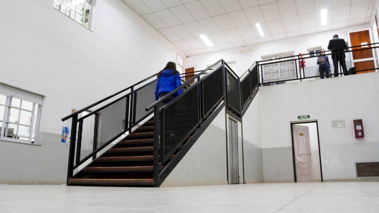 Tres policías irán a juicio por balear a un joven