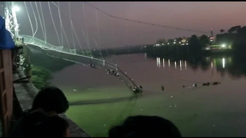 colapso un puente colgante en india: mas de 90 muertos y 100 desaparecidos