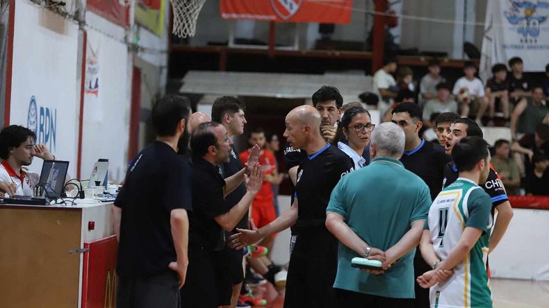 El DT de Pérfora, Fernando Claris, habla con el árbitro, Juan Cruz Félix. Atentamente mira, entre otros, Andrés García, técnico del Rojo. Fotos: Claudio Espinoza