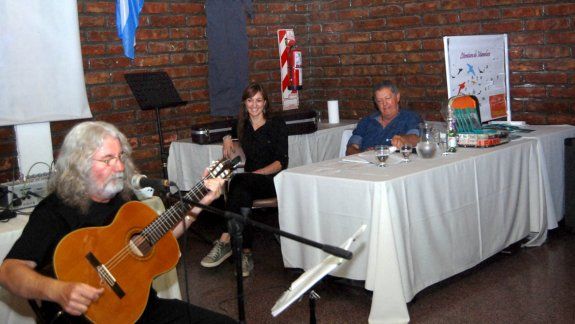 Pedro Schenfelt y Mónica Flaherty presentaron el último viernes el libro Literatura de mameluco. Escribir desde las orillas. La actividad se llevó a cabo en las instalaciones de APJAE, ubicadas en calle Yrigoyen 364.