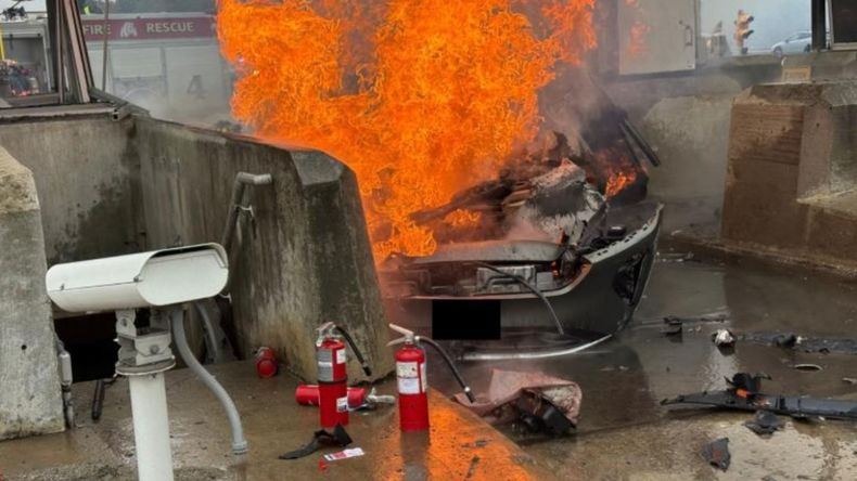 Rescatan al conductor de un auto en llamas tras chocar con la cabina de un peaje en Estados Unidos.
