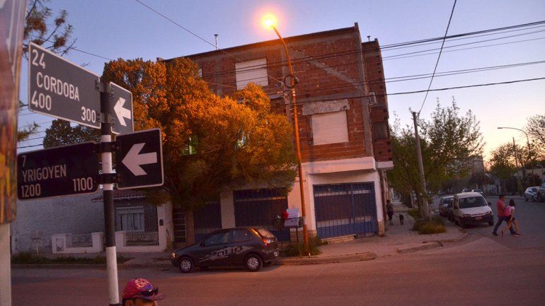 Tres ladrones la tiraron al piso y se llevaron su auto