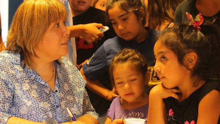 La concejal Linhardo tomó los datos de las familias que reclamaban.