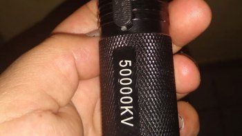 con gas y una picana, se defiende de su ex pareja