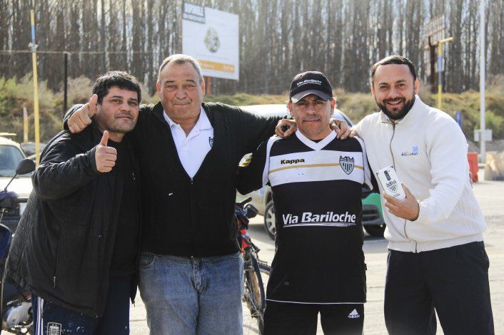 Los hinchas albinegros recibieron con emoción al equipo