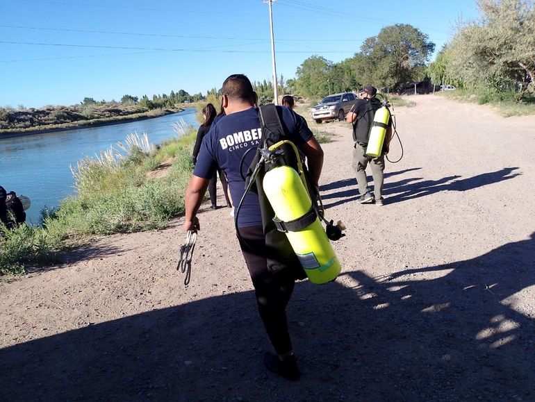Bomberos rastrillaron por tierra y agua el sector donde desapareció el joven. Encontraron su cuerpo en la mañana de esta sábado.&nbsp;