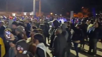 Centenares de vecino se convocaron de manera espontánea en cercanías del local comercial. Casi linchan a los atrincherados. Centenares de vecino se convocaron de manera espontánea en cercanías del local comercial. Casi linchan a los atrincherados.
