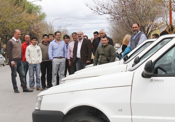Entregaron autos nuevos para el mantenimiento de escuelas cipoleñas