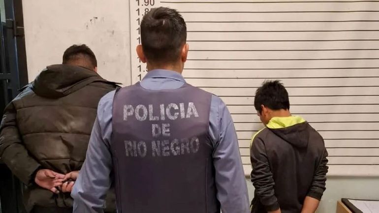Los dos motochorros detenido tras una persecución policial iniciada luego de que intentaran robar una moto. 