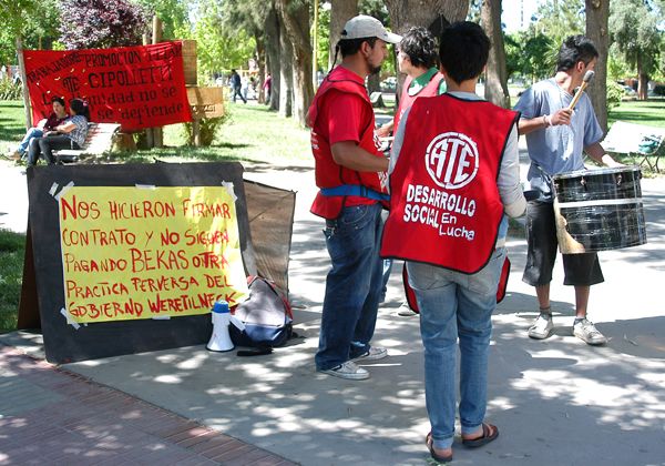 Trabajadores de Promoción Familiar reclamaron contratación de becados