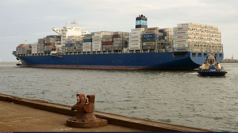 La nave Maersk Saltoro, un emblema de la empresa marítima, hoy a la deriva en el oceano con 1.300 contenedores de cerezas.