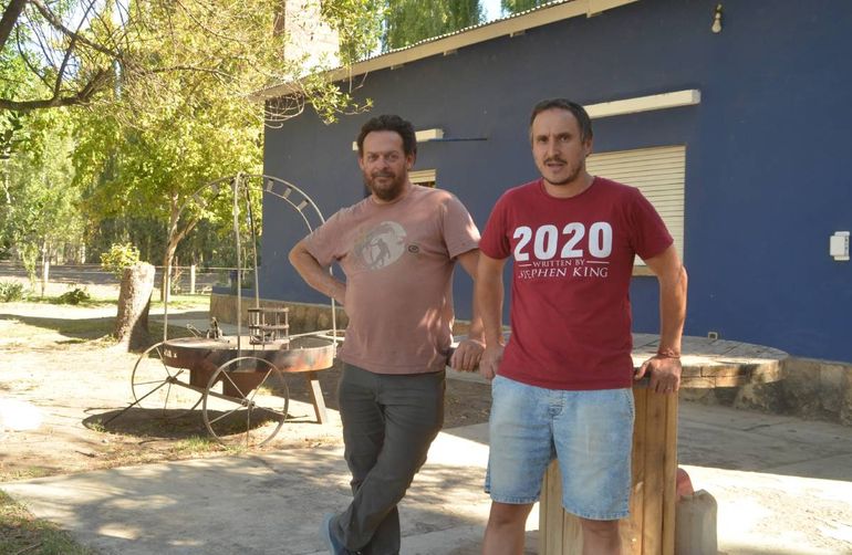 Daniel, el maestro charcutero y Cristian, el dueño de la chacra que también tiene una historia familiar ligada a los fiambres.