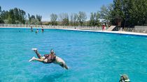 La Municipalidad de Cipolletti difundió el listado de piletas y balnearios habilitados para esta temporada de verano 2025/2026.&nbsp;