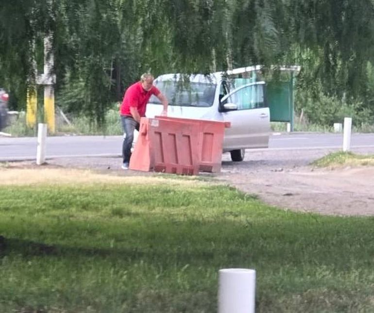 Uno de los supuestos infractores, escrachado por otros automovilistas en la Ruta 22 cerca del puente. Uno de los supuestos infractores, escrachado por otros automovilistas en la Ruta 22 cerca del puente.