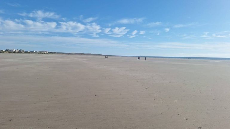 La Playa es amplia y su arena fina y clarita.