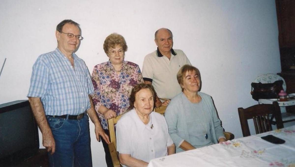 Amalia Lombera con su madre y hermanos.
