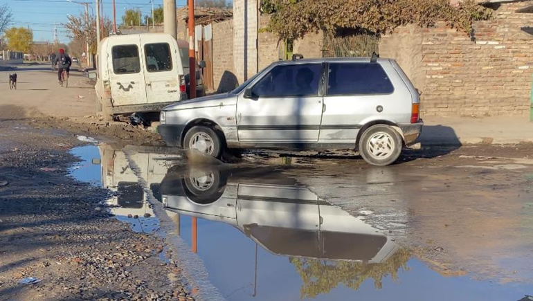 Sobre las esquinas del barrio, la acumulación de agua y fuertes olores son recurrentes hace 10 días según los vecinos.