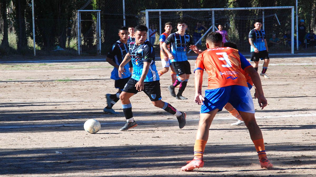 Pillma vivía una tarde histórica ante Roca, pero el cruce se suspendió.