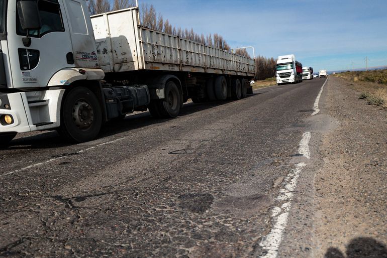 La Ruta 22 y 151 son las vías más transitadas de Río Negro por el transporte de insumos hacia Vaca Muerta, la producción frutícola y el movimiento cotidiano de miles de rionegrinos.