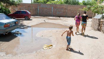 Los charcos de aguas servidas se extienden en los lugares comunes del plan de viviendas del barrio La Paz.