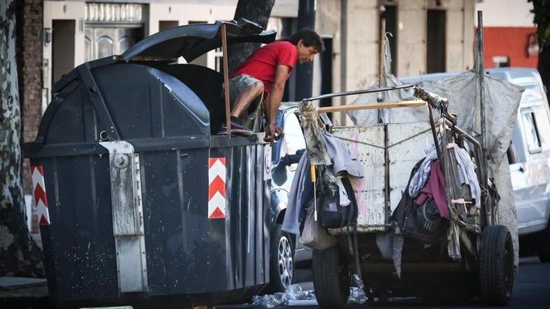 Polémica medida: multarán a quienes revuelvan la basura de los contenedores y ensucien la calle
