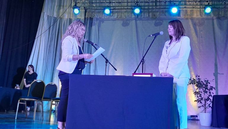 Silvina Larralde, ex presidenta del Deliberante, puso en funciones a su sucesora, Karina Álvarez. Silvina Larralde, ex presidenta del Deliberante, puso en funciones a su sucesora, Karina Álvarez.