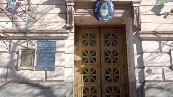 Condenaron a una policía por abusar de una niña de 12 años.