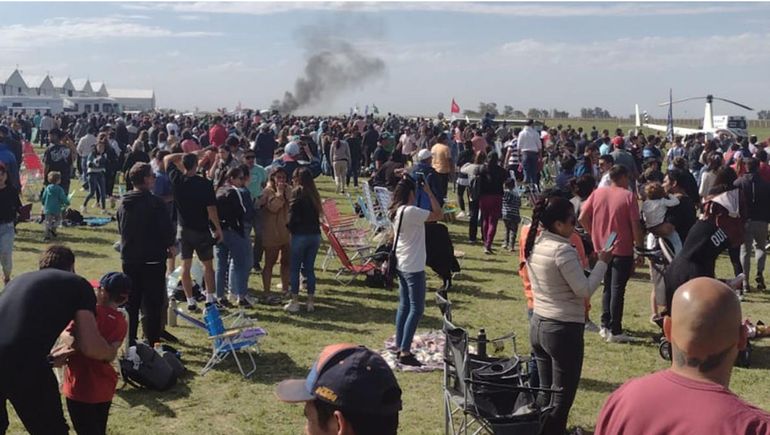 Tragedia: Se estrelló un avión durante una exhibición y murieron dos personas