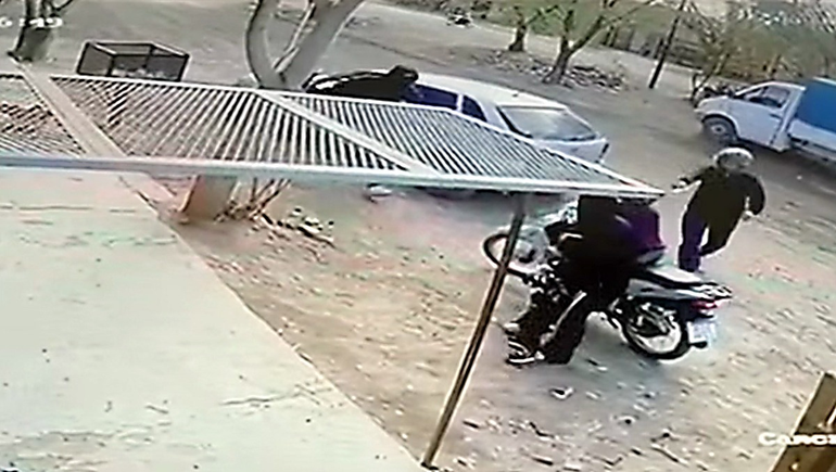 Dramático momento. Los delincuentes abordan a los ocupantes de una moto