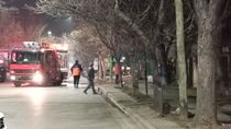 Bomberos apagaron el incendio que se desató en un inmueble de Río Neuquén casi Alem. Vecinos contaron que ayudaron a retirar a un hombre en silla de ruedas. 