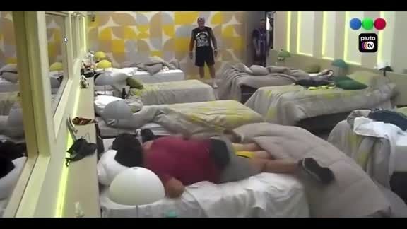 Thiago abrazó y acarició a Agustín mientras dormía y eso generó un gran debate.