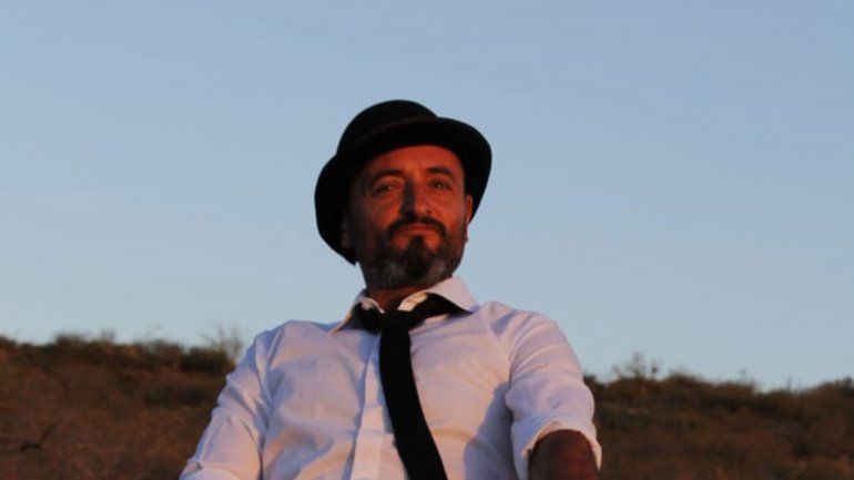 El artista Martín Villalba llega elegante y descontracturado