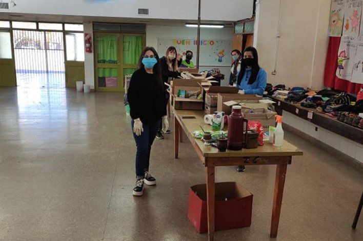 Una buena cantidad de donaciones de la comunidad de la Escuela N°258 de Cipolletti.