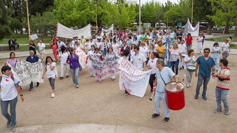 Los enfermeros marcharon por la ciudad en su día y repudiaron la reforma en Buenos Aires