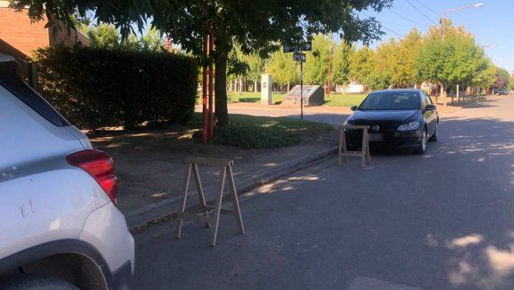 No quieren que ni sus vecinos les estacionen frente a sus casas