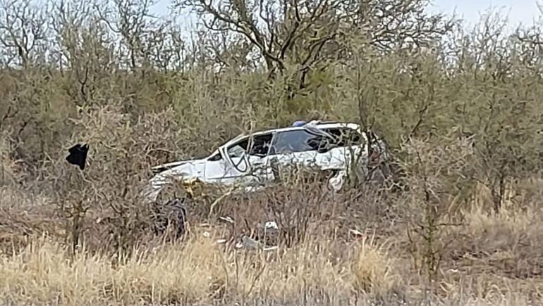 Viajaban a Neuquén y volcaron sobre la Ruta 151: un hombre murió