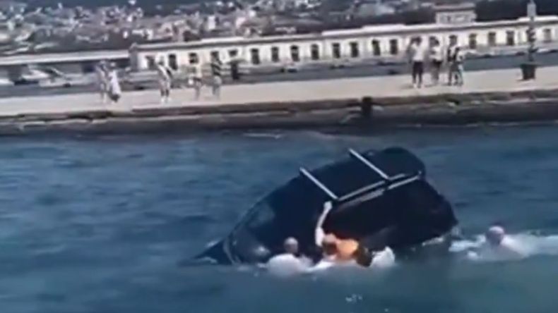Un auto se hundía en el mar y un grupo de militares se arrojó al agua para salvar al conductor. | LMCipolletti.com Un auto se hundía en el mar y un grupo de militares se arrojó al agua para salvar al conductor.
