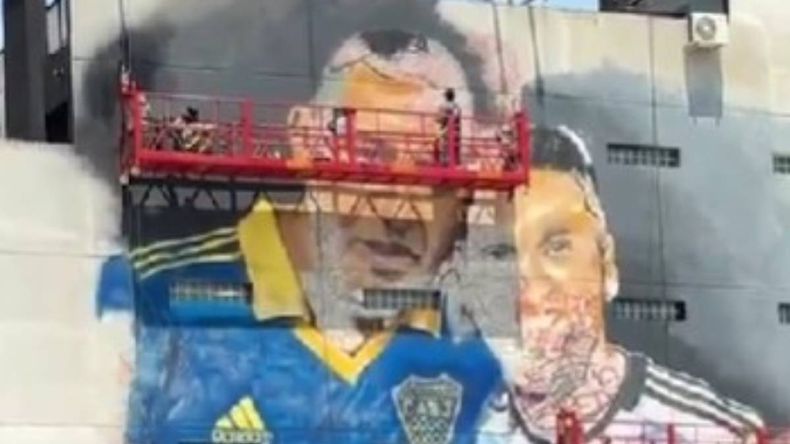 El impactante mural con Messi como protagonista que apareció a metros de La Bombonera