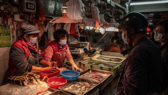 China insiste: el COVID entró a Wuhan por mariscos de otro país