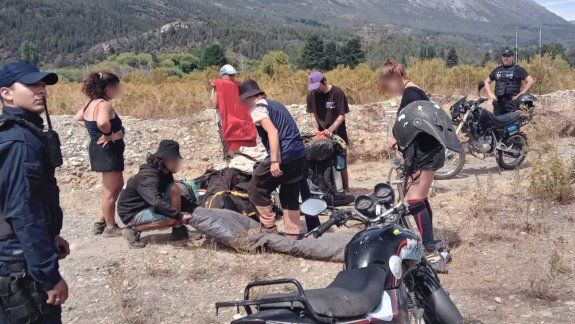Mochileros armaron un campamento en un cancha de rugby y fueron demorados