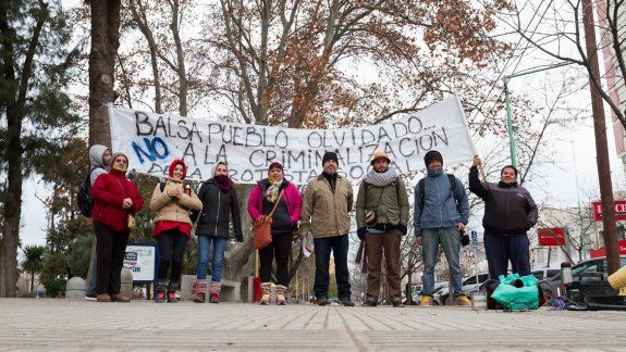 Vecinos del barrio Costa Esperanza de Las Perlas se movilizaron hasta la plaza San Martín y realizaron una radio abierta para repudiar la denuncia del Municipio en su contra.