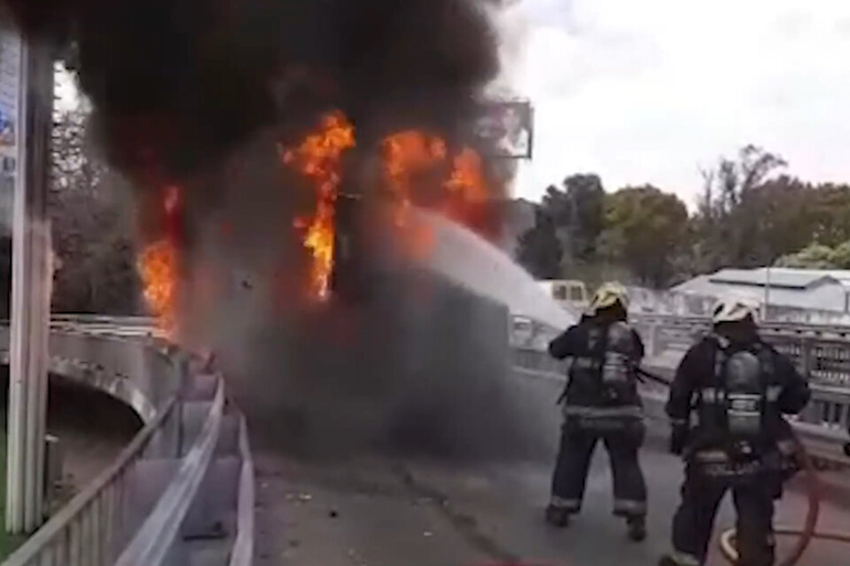 Dramático incendio de un micro escolar en el que viajaban 31 niños