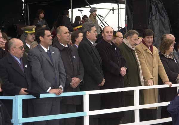 Multitudinario desfile por el Centenario en Allen