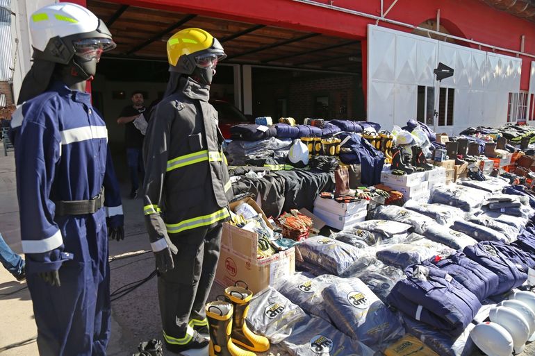 Entre los aportes, se destacan 300 guantes de distintos tipo, 100 camperas ignífugas y 250 mamelucos ignífugos.